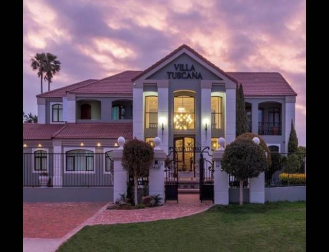 560M² HOTEL FOR SALE IN SUMMERSTRAND